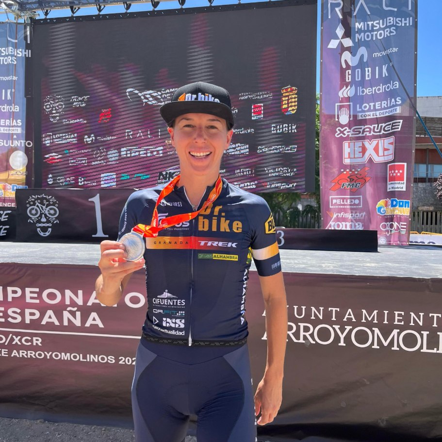 Ana Gay showing her medal in front of the podium of the Spanish Championships